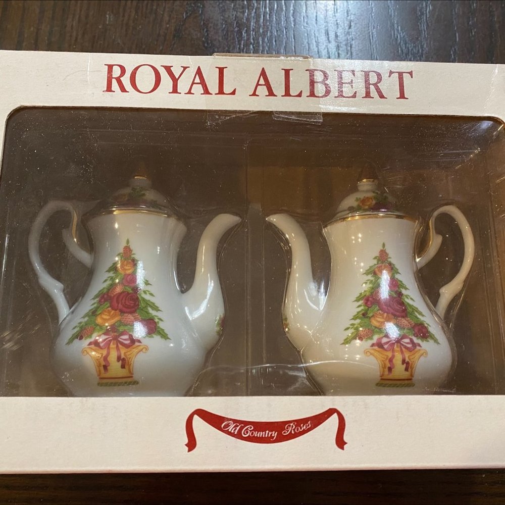 Royal Albert old country rose holiday large pepper/shaker set. ( NEW)